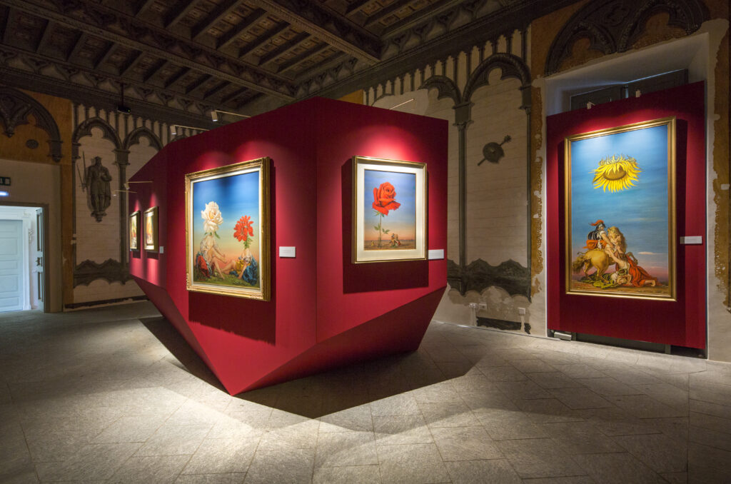 Allestimento museale mostra "De Chirico, Gazzera, Savinio. L'artistica amicizia"